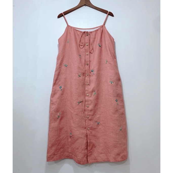 Đầm linen thêu tay hoa nhí