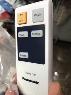Điều khiển quạt Panasonic treo tường.