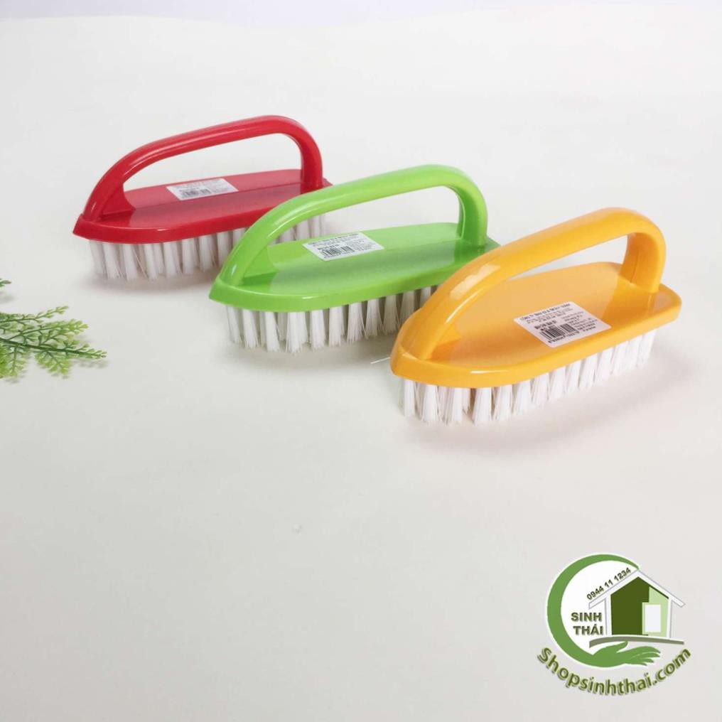 Bàn chải ủi có quai cầm hình oval Duy Thành - giao màu ngẫu nhiên