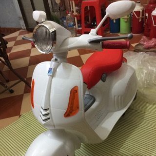 XE MÁY ĐIỆN KIỂU DÁNG VESPA CỔ CHO BÉ
