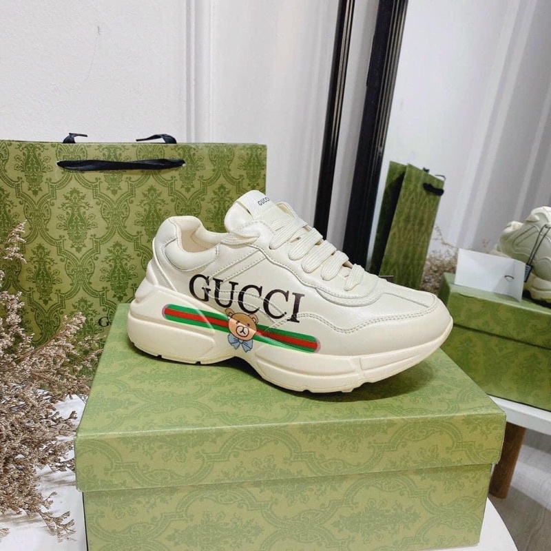 Giày in chữ hình