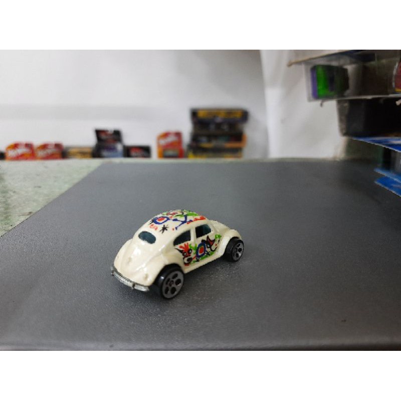 xe Hot Wheels Volkswagen Beetle màu trắng