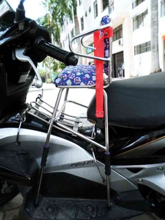 Ghế ngồi xe tay ga cho bé 