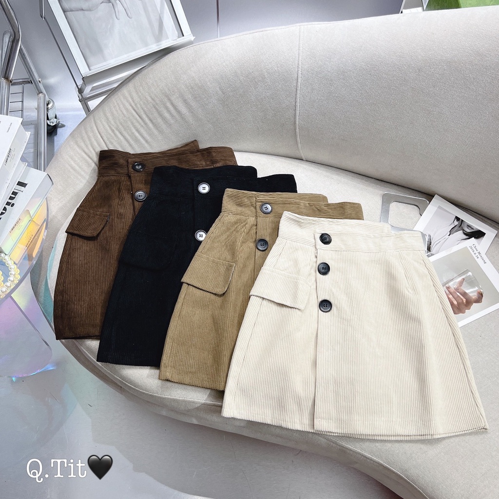 Chân váy nhung chữ A, đính 3 khuy lưng cao, có lót quần bên trong