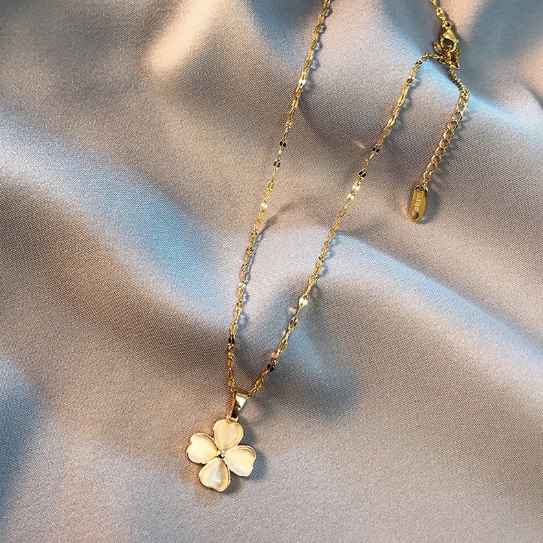 Vòng cổ thép titan mặt cỏ bốn lá đính đá ngọc bích