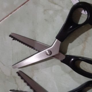 Combo kéo răng cưa, bút viết khăn