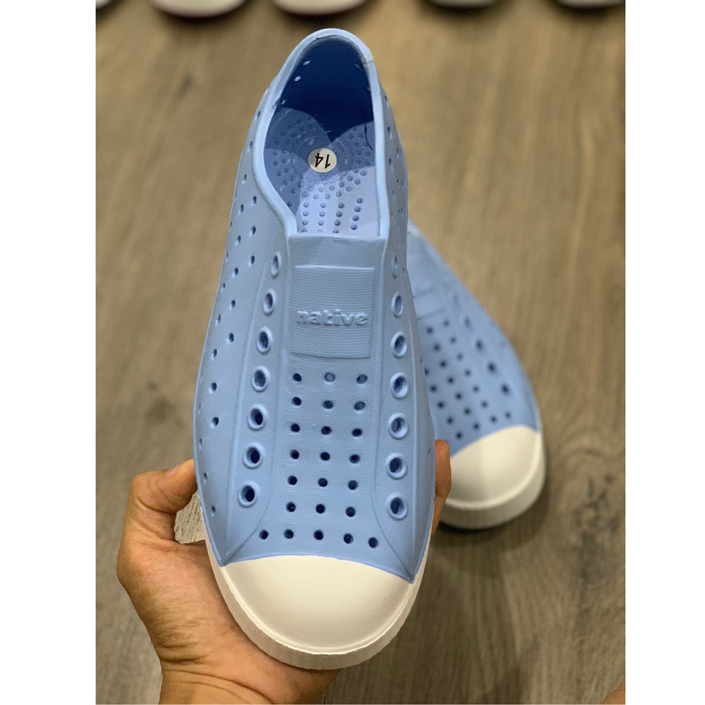 Giày đi mưa trống trượt native cho bé trai và bé gái màu xanh dương, tặng kèm 2 sticker chamr cài dép