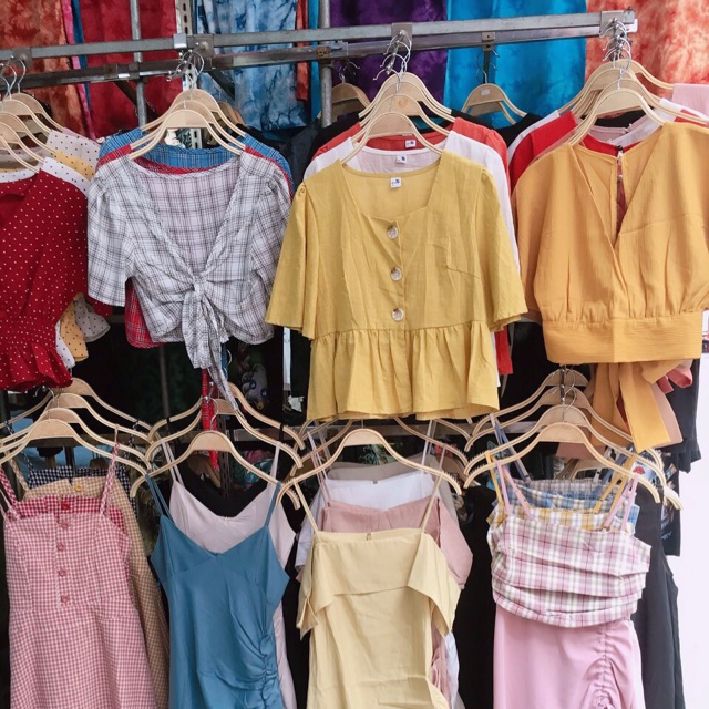 Váy kẻ hồng