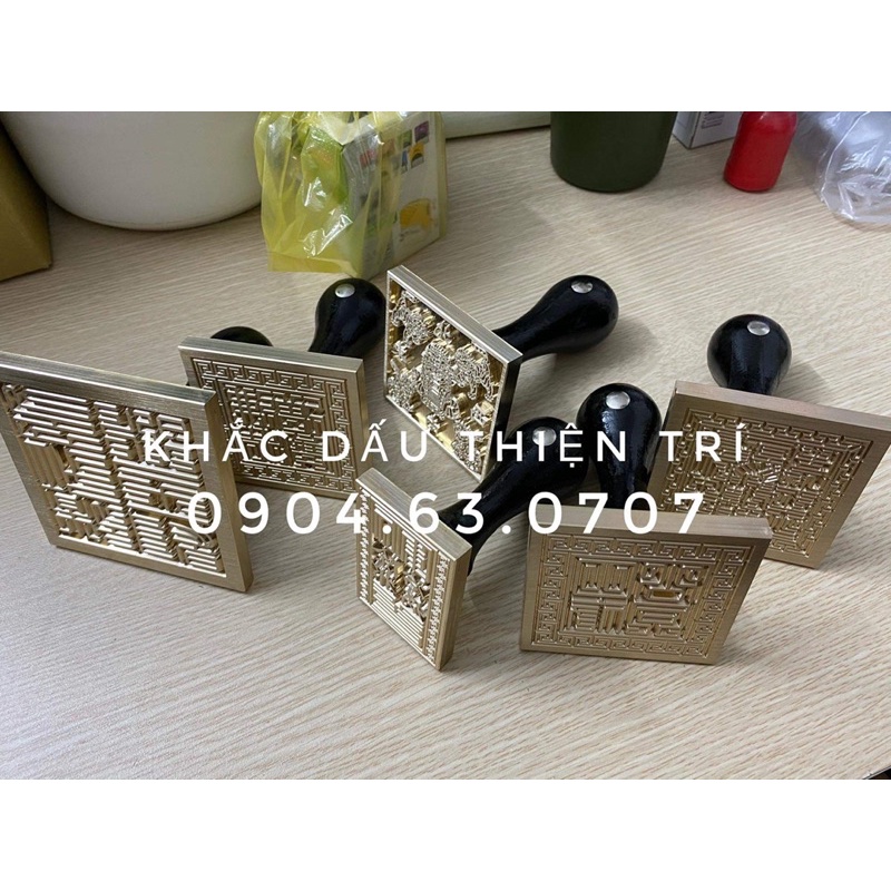 Dấu đồng 6 cm , cán gỗ đen .khắc máy cnc