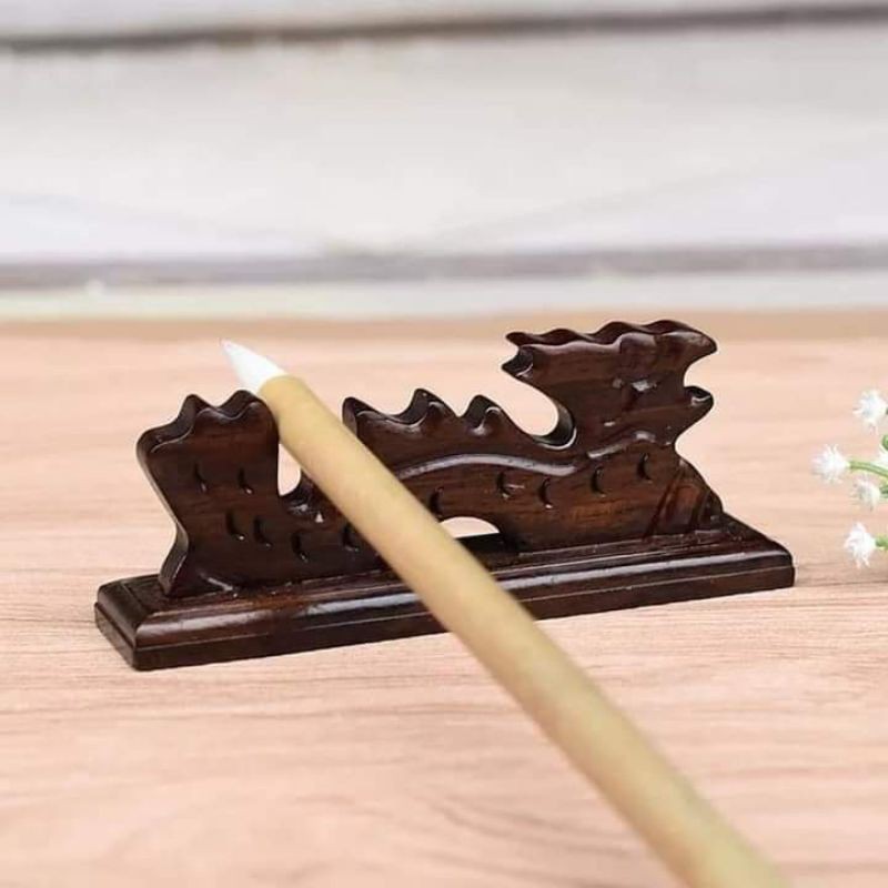 Gác bút thư pháp hình rồngChất liệu: gỗ đinh hương, Chạm khắc tinh xảo