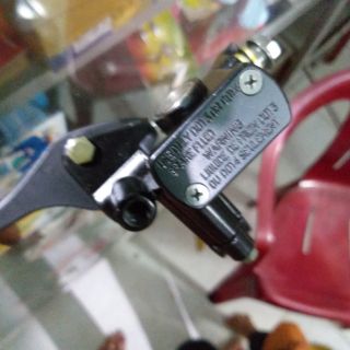 Cùm tay dầu bên trái