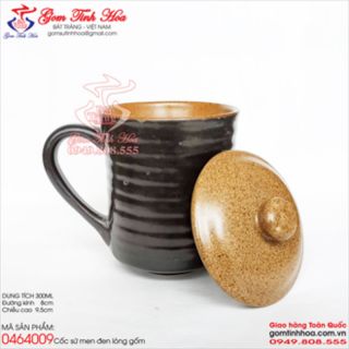 Cốc sứ vuốt có nắp men đen lòng gốm