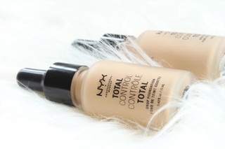 Kem nền NYX Total Control Drop Foundation