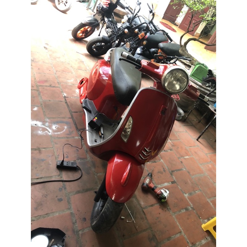 xe điện vespa đỏ