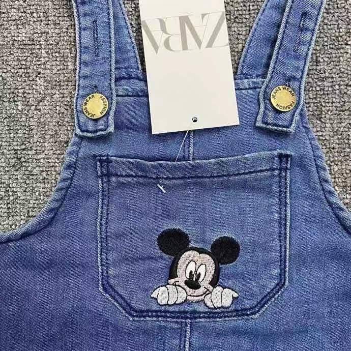 YẾM JEANS BÉ GÁI MÀU XANH NHẠT HÌNH CHUỘT MICKEY