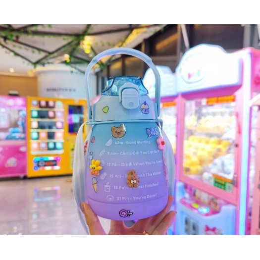Bình đựng nước 1.3 Lít có ống hút khi bật nắp có tặng kèm sticker 3d và 24icon dễ thương, DQmart