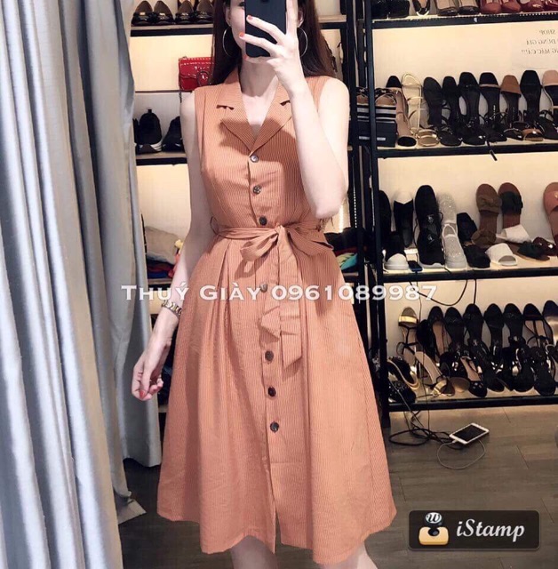 Váy kẻ cúc giữa