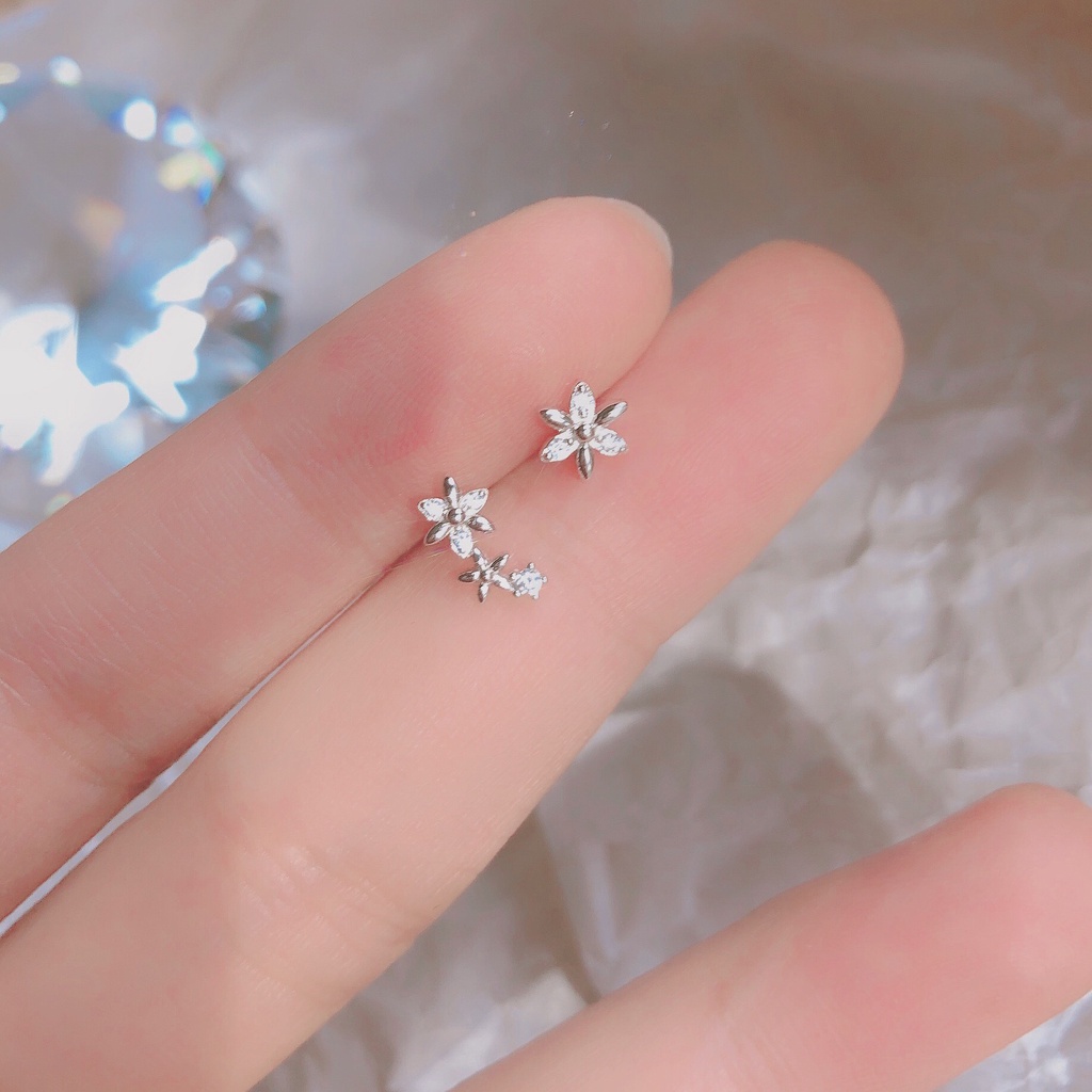 Khuyên tai bạc 925 nụ cọc cạch 1 bên 3 hoa 1 bên 1 hoa xinh xắn độc lạ Dế Bạc - K5840