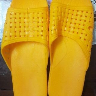 Dép nhựa Việt Thắng màu vàng tươi, nhựa dẻo