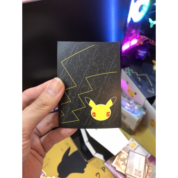Thẻ bài lẻ Pokémon TCG 25th Anniversary Celebrations Elite Trainer Box