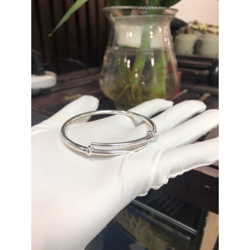 Vòng tay bạc ta khắc hoa văn cho mẹ