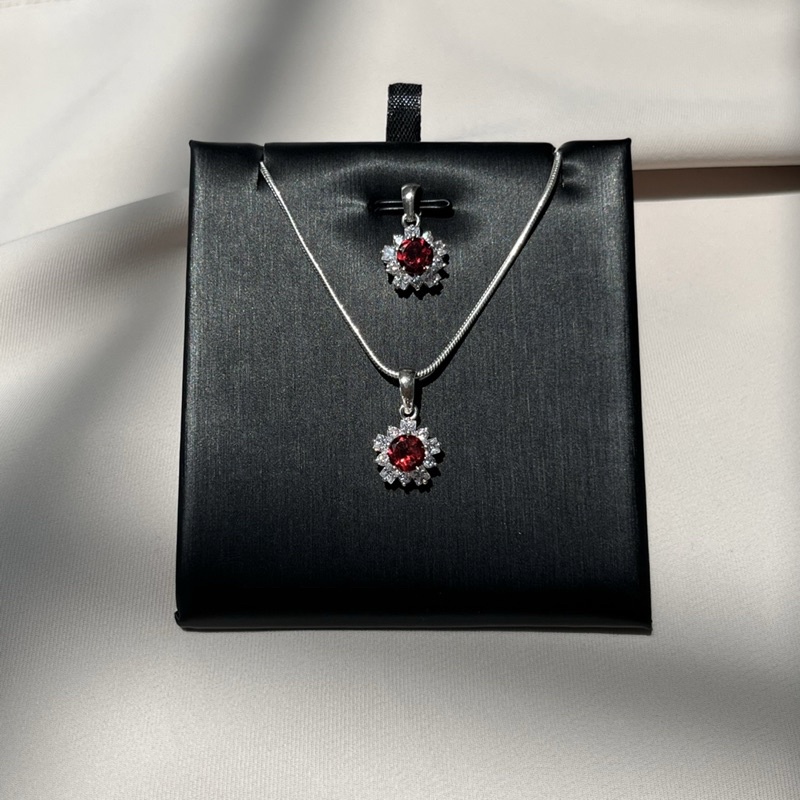 Dây Chuyền Garnet Viền Hoa Vuông MDGVHTR22A Patronus