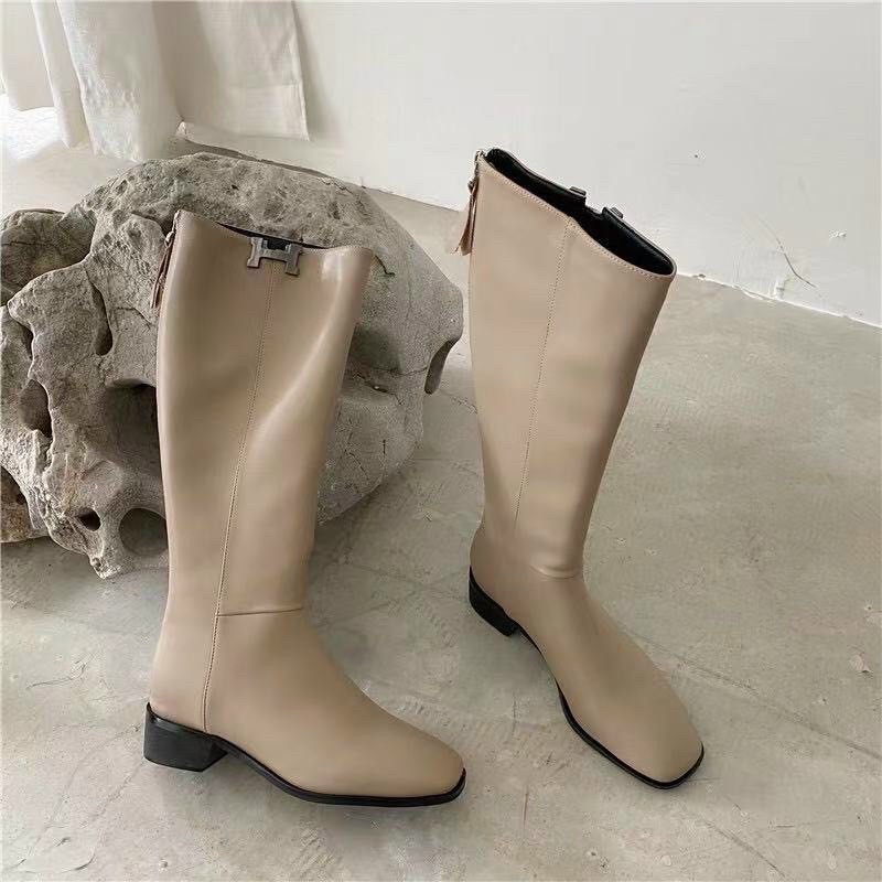 Boot đùi da mềm mũi tròn khuy chữ H