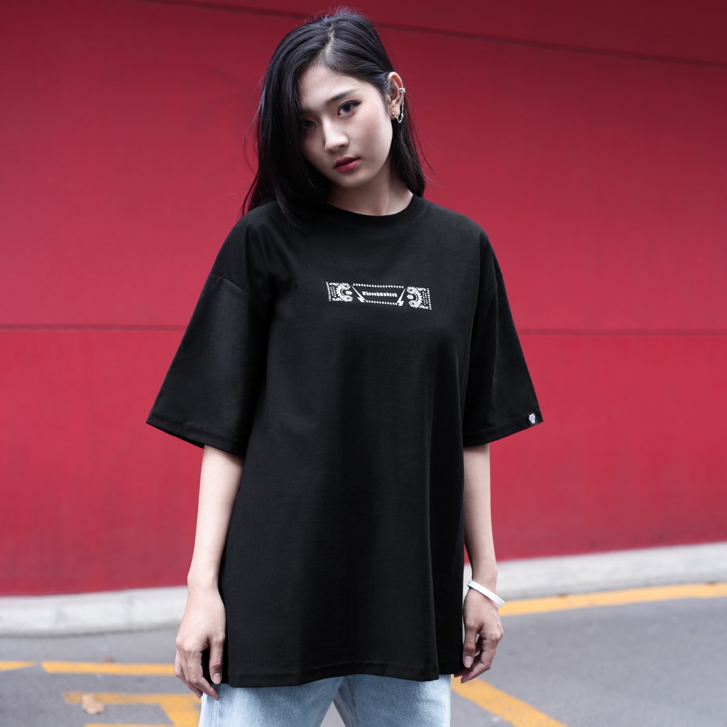 Áo Thun Three Hundred Họa Tiết Bandana Màu Đen