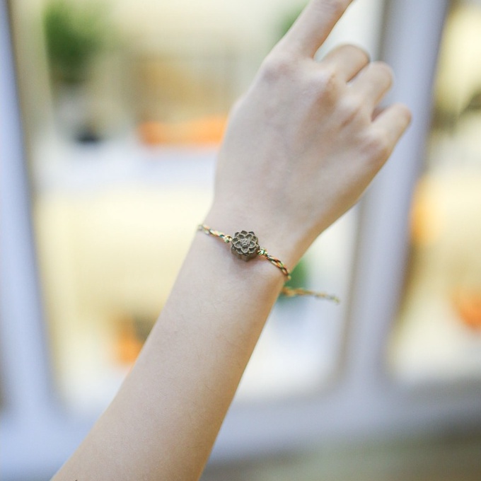 Vòng tay chỉ ngũ sắc Tây Tạng, mang lại may mắn  cho người đeo.