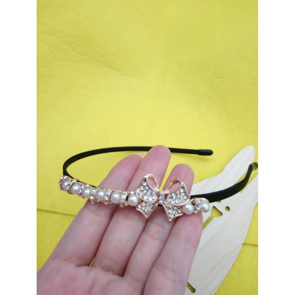 cài tóc thời trang đính hạt siêu sang. mẫu y hình vì hình shop tự chụp nha các bạn. ở ngoài lấp lánh hơn trong hình luôn