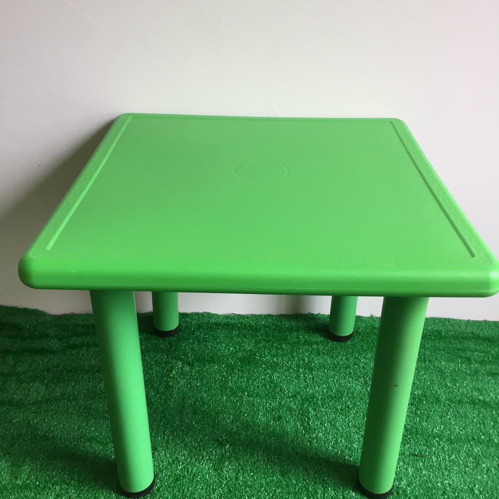 Bàn hình vuông nhập khẩu được làm bằng nhựa cao cấp | BigBuy360 - bigbuy360.vn