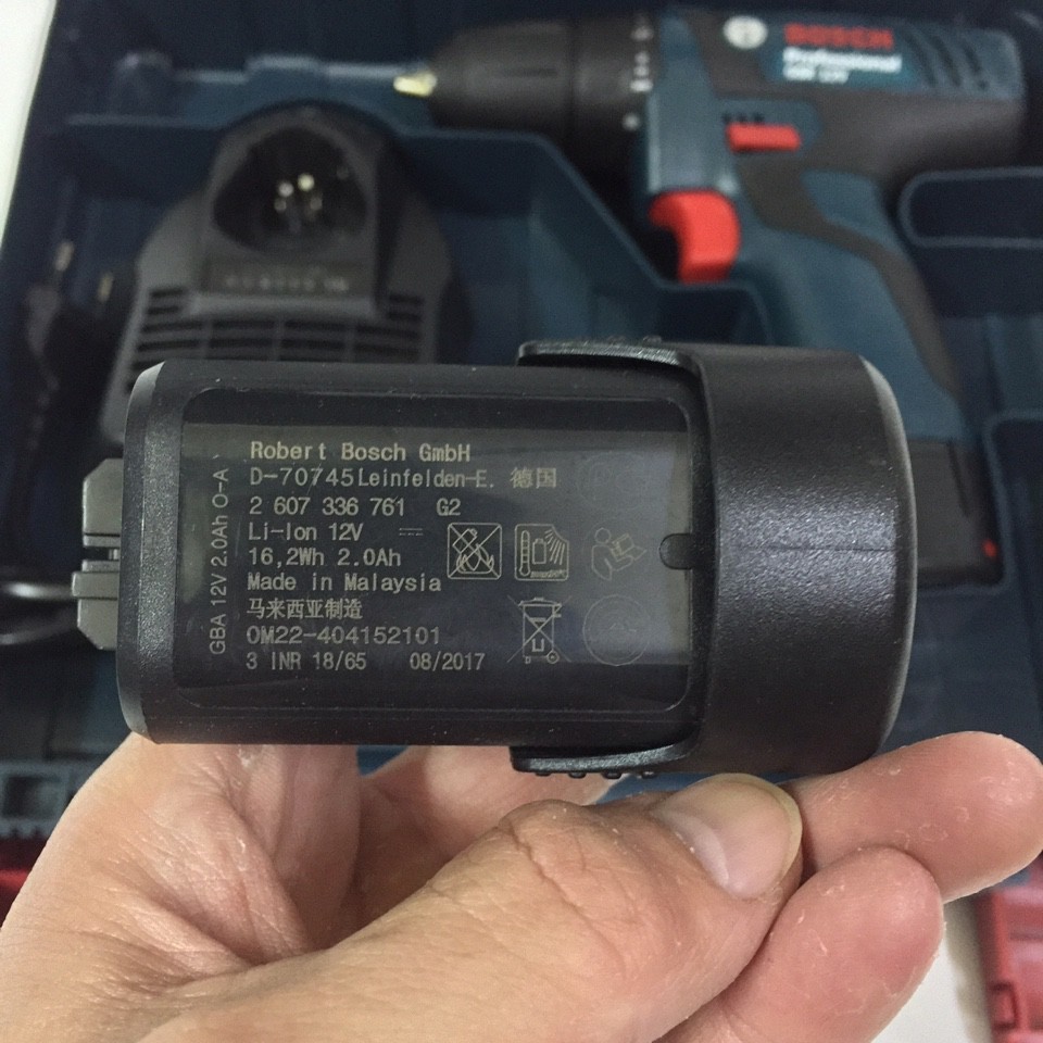 Máy khoan pin Bosch 10.8V Made in Malaysia tặng 1 đầu chuyển hướng và 2 mũi tô vít