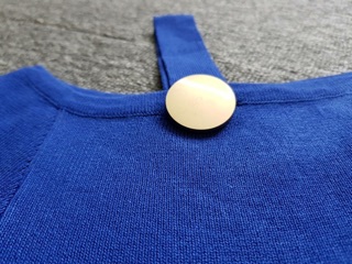 Áo len lệch vai
