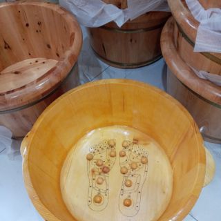 1 chậu gỗ ngâm chân như hình, giá 500.000 đồng, sản phẩm kết hợp với thảo dược hay đá muối giúp thải độc tố cơ thể.