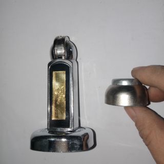 Bộ nam châm giữ cánh cửa chống va đập.