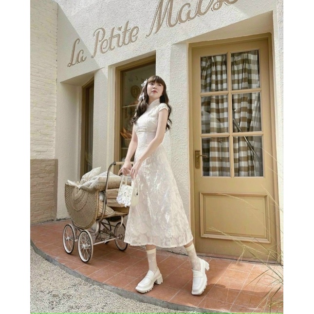Đầm nữ trắng cổ tàu vải ren in hoa nổi cực đẹp form chuẩn cực tôn dáng | BigBuy360 - bigbuy360.vn