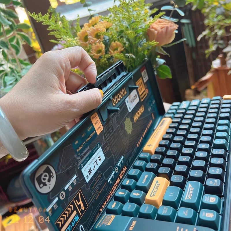 Bàn phím cơ không dây Lofree Wanderfree phong cách retro chính hãng, có hộp đựng bàn phím cá tính và tặng kèm sticker