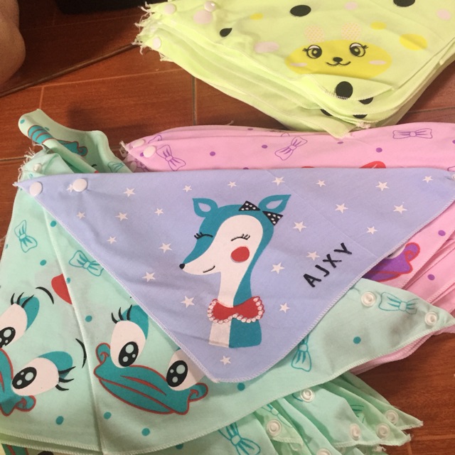 Yếm dãi quấn cổ