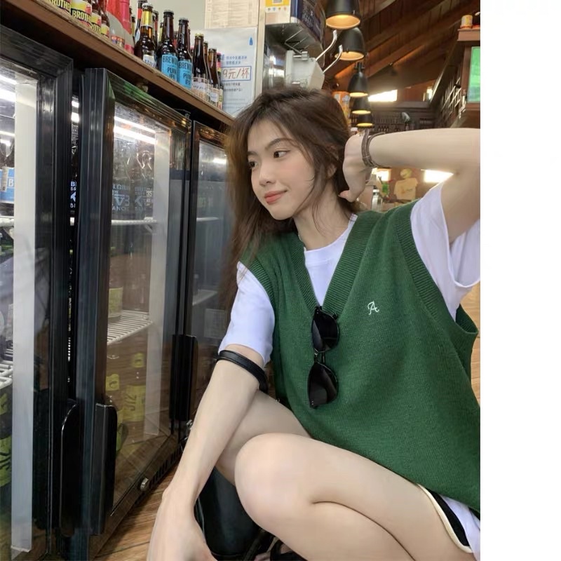 Áo gile len cổ tim hoạ tiết thêu chữ áo gile dáng rộng