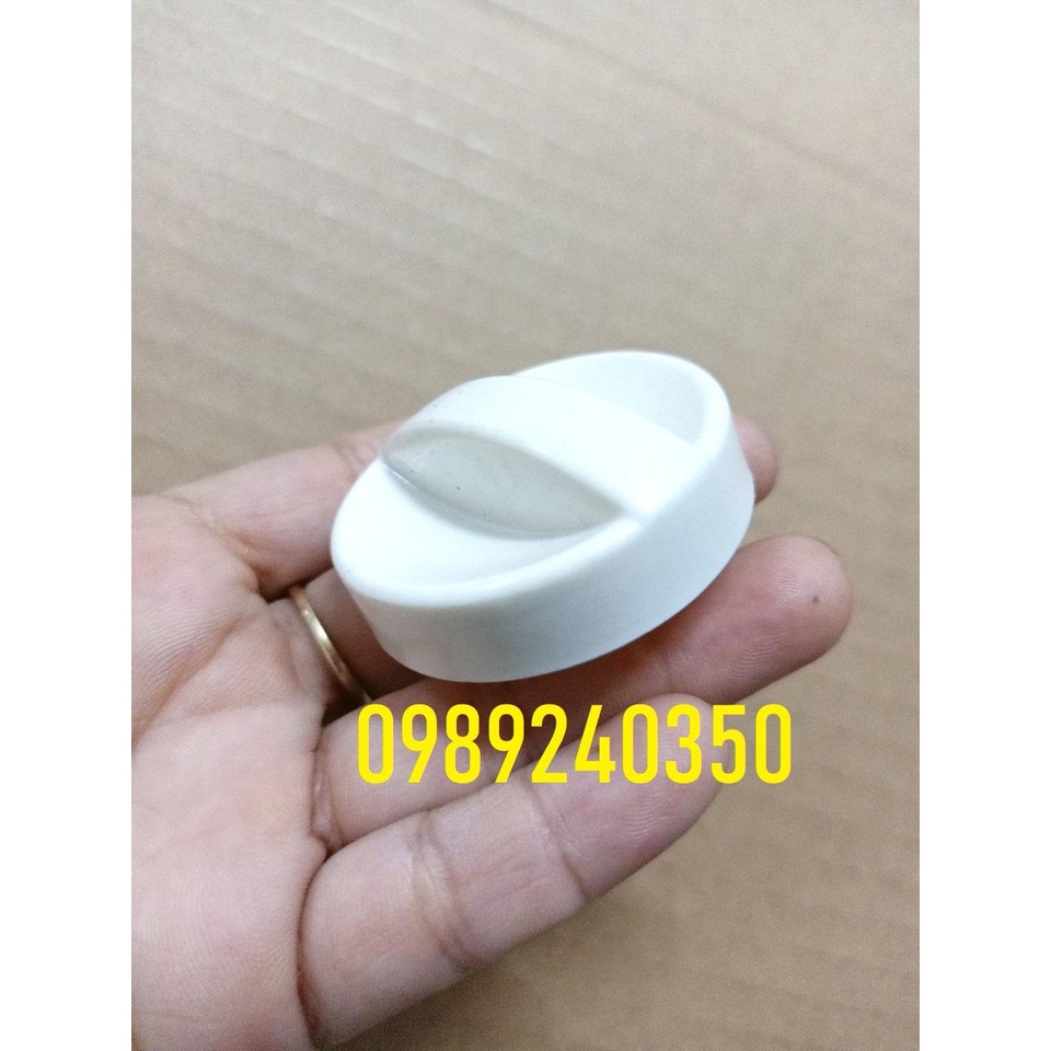 Núm vặn xoay lò vi sóng để điều chỉnh chế độ cho lò vi sóng cơ