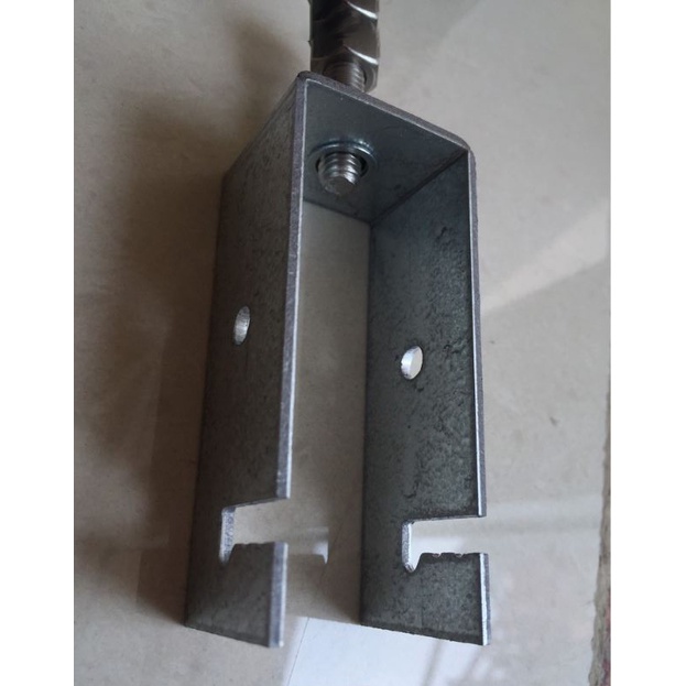 Kẹp dưới lắp pin năng lượng mặt trời U 30x60 mạ kẽm nhúng nóng