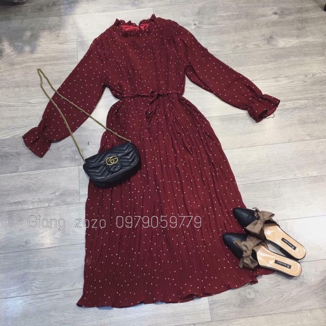 Váy chấm bi đỏ