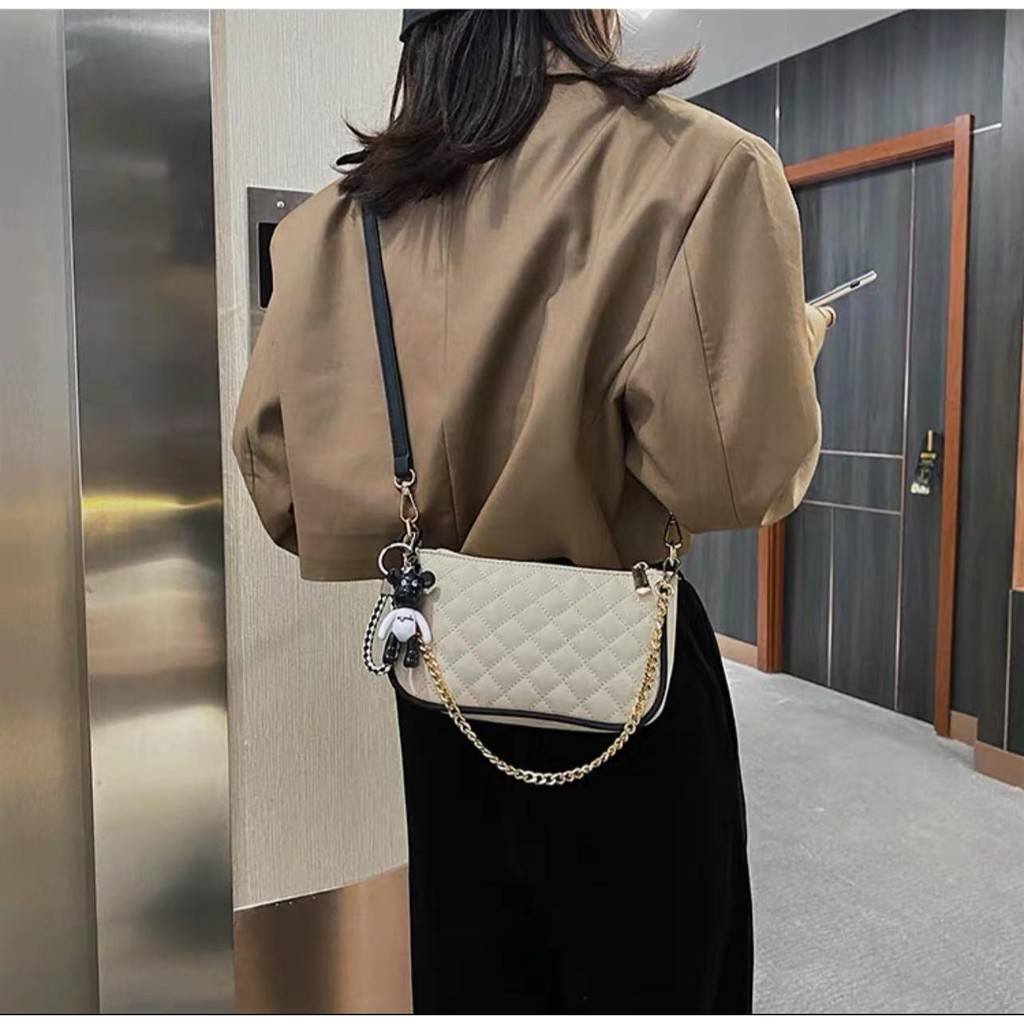 Túi đeo chéo nữ kèm móc gấu 69K,💖FREESHIP💖,size 18 cm | BigBuy360 - bigbuy360.vn