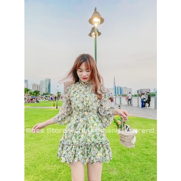 Váy HOA THIẾT KẾ  dáng xòe, tay cánh tiên. Chất voan hoạ tiết tay loe kèm dây buộc lưng.