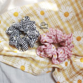 Ốc Sên Shop - Scrunchie caro hoa cúc