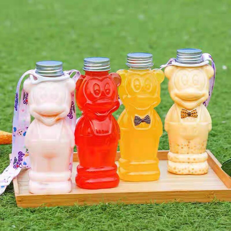 Bình chai nhựa PET hình chuột Mickey đeo nơ đựng trà sữa, nước ép hoa quả 400ml có nắp đậy bằng nhôm và dây đeo, mũ len