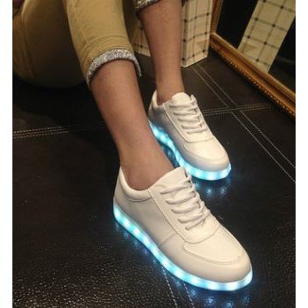 [CÓ SẴN]( HÀNG CÓ SẴN )giày phát sáng đèn led 7 màu ( giày trắng )