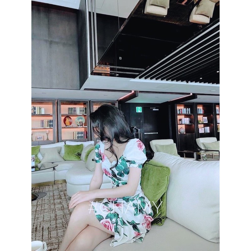 Váy hoa vạt bèo cổ V tim, xoắn eo, phong cách trẻ trung, thích hợp cho chị em công sở, đi chơi và đi dự tiệc