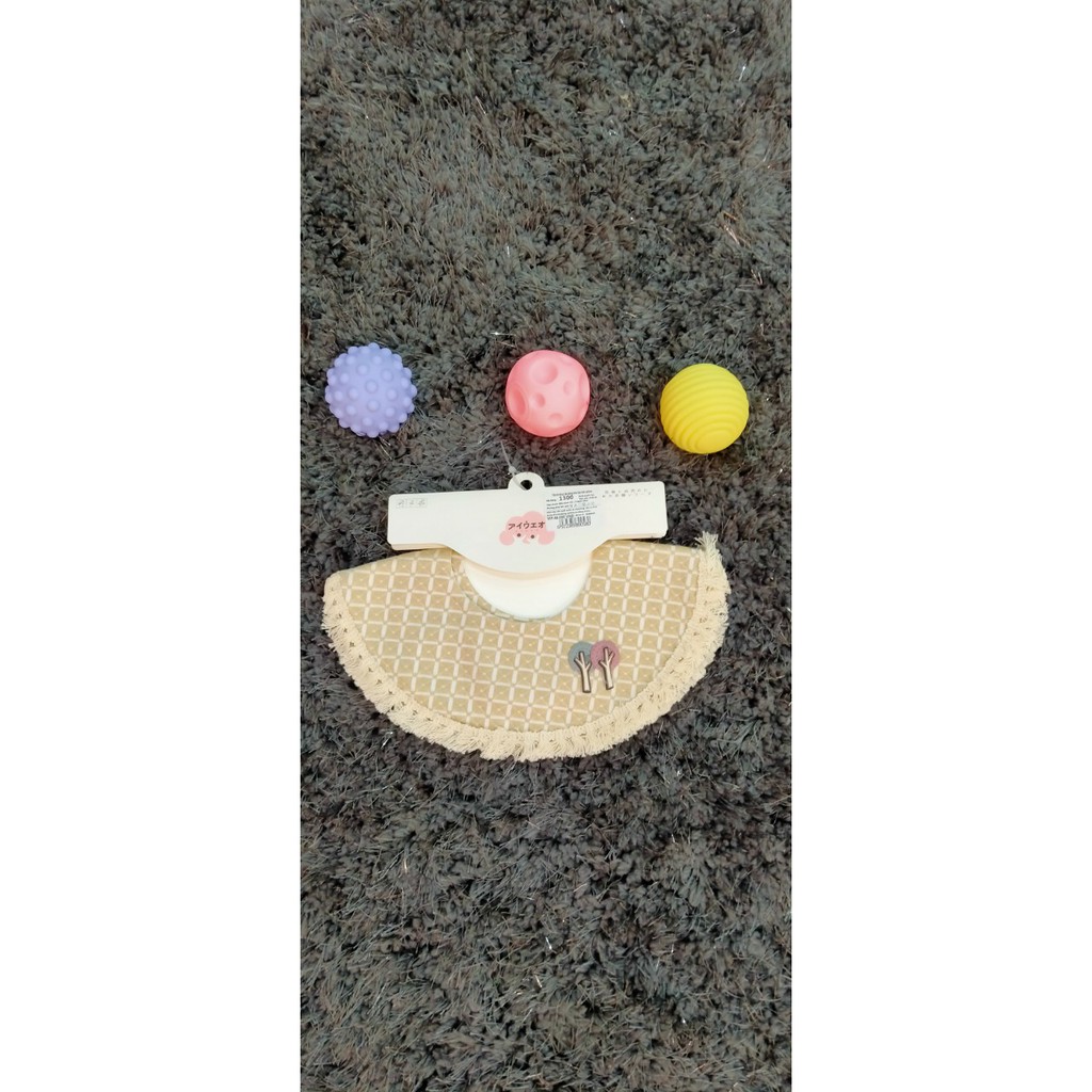 Yếm ăn kiểu donut đan bông nhún bèo hình cartoon (1300),  chất liệu cotton 100% , thương hiệu Aiueo Nhật Bản