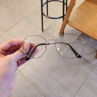 Kính trắng gọng sắt